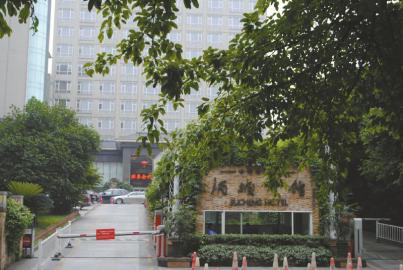 网曝泸州合江一交警副大队长与女下属开房丢枪(图2)