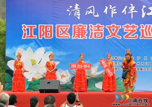 华阳街道:“美猴王”耍魔术变出警示语录(图3) 华阳街道:“美猴王”耍魔术变出警示语录(图3)