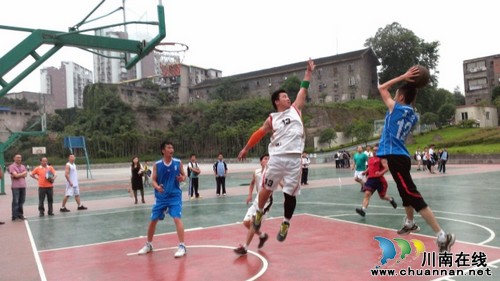泸州十八中与泸州市英才外国语学校举行篮球友谊赛(图1)