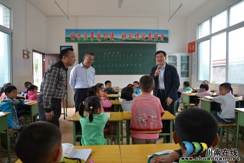 泸县创建全国义务教育发展基本均衡县接受国家督导组检查验收(图1) 泸县创建全国义务教育发展基本均衡县接受国家督导组检查验收(图1)