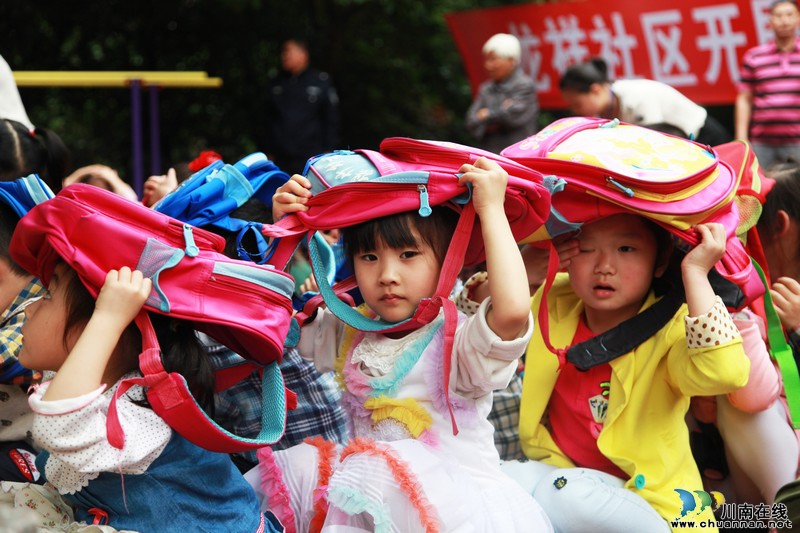 泸州:“地震来了,孩子们快躲”(图1) 泸州:“地震来了,孩子们快躲”(图1)