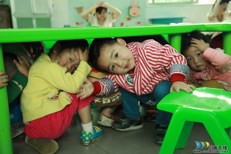 泸州:“地震来了,孩子们快躲”(图3) 泸州:“地震来了,孩子们快躲”(图3)