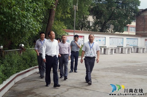 叙永县教育局局长"走群众路线" 深入水尾实地调研(图1) 叙永县教育局局长"走群众路线" 深入水尾实地调研(图1)