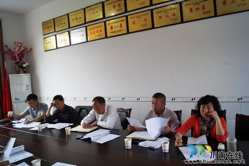 叙永县教育局局长"走群众路线" 深入水尾实地调研(图2) 叙永县教育局局长"走群众路线" 深入水尾实地调研(图2)