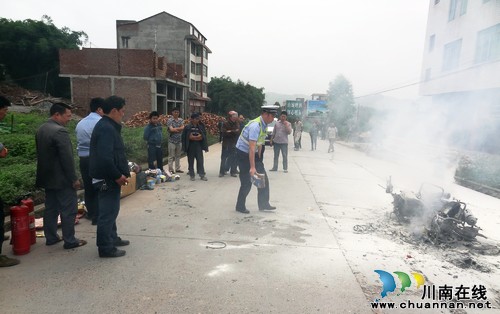 叙永一摩托车自燃起火 被烧成"光架架"(图2) 叙永一摩托车自燃起火 被烧成"光架架"(图2)