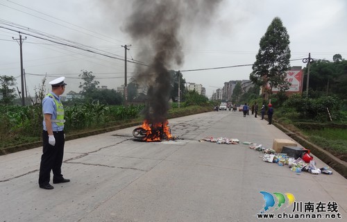 叙永一摩托车自燃起火 被烧成"光架架"(图1) 叙永一摩托车自燃起火 被烧成"光架架"(图1)