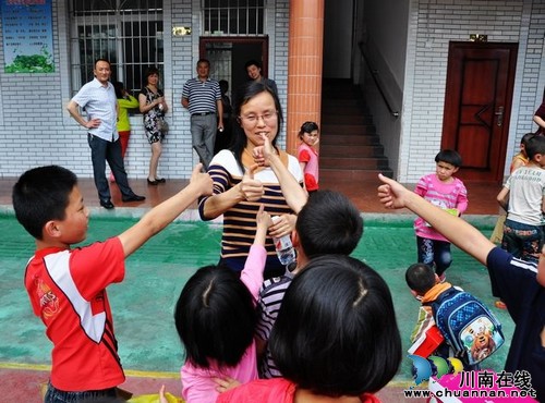 叙永总工会与残疾儿童和孤儿一起欢度儿童节(图3)