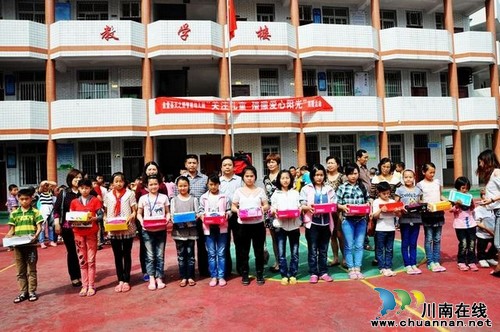 叙永总工会与残疾儿童和孤儿一起欢度儿童节(图2)