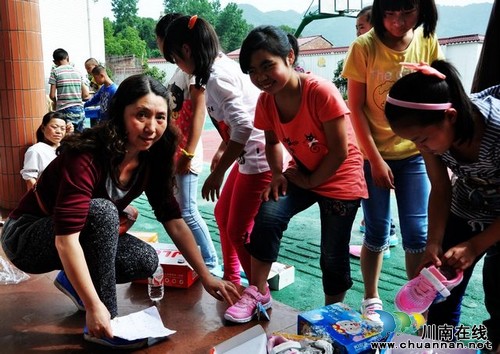 叙永总工会与残疾儿童和孤儿一起欢度儿童节(图4)