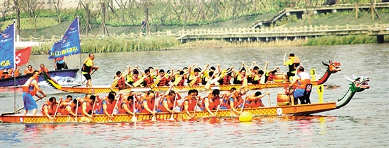 大千龙舟赛昨日预赛&nbsp;18支龙舟队抢"前八"(图2)