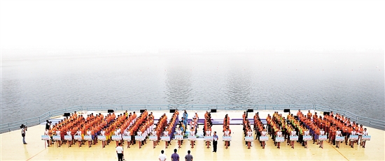 大千龙舟赛昨日预赛&nbsp;18支龙舟队抢"前八"(图1)