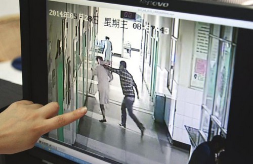 自贡：疑因为患儿拔针流血&nbsp;家属掐护士脖子(图1)