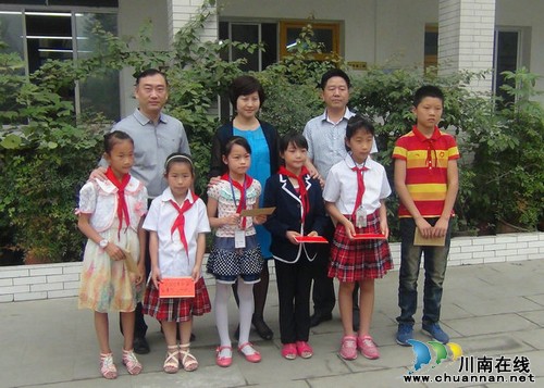 江阳区宣传部看望留守儿童(图2)