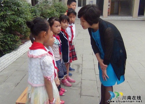 江阳区宣传部看望留守儿童(图1)