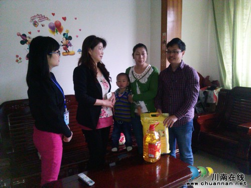 泸州康华苑社区开展“5.29”关爱计生困难家庭慰问活动(图1)