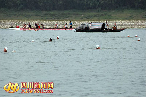 宜宾南溪赛龙舟抢鸭子预演&nbsp;端午节正式开赛(图2)