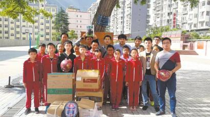 驱车赴藏区小学捐文具 泸州小伙突遭飞石遇难(图1) 驱车赴藏区小学捐文具 泸州小伙突遭飞石遇难(图1)