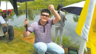 驱车赴藏区小学捐文具 泸州小伙突遭飞石遇难(图2) 驱车赴藏区小学捐文具 泸州小伙突遭飞石遇难(图2)