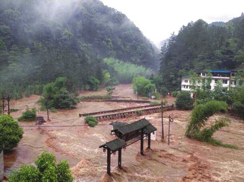 山洪夜袭 泸州自怀景区百余游客被困现已撤离(图2) 山洪夜袭 泸州自怀景区百余游客被困现已撤离(图2)