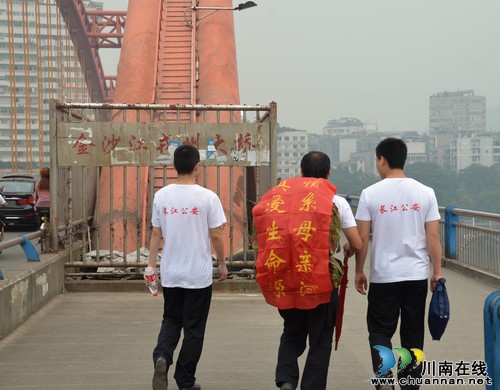 徒步长江行&nbsp;长航退休民警到达终点(图1)