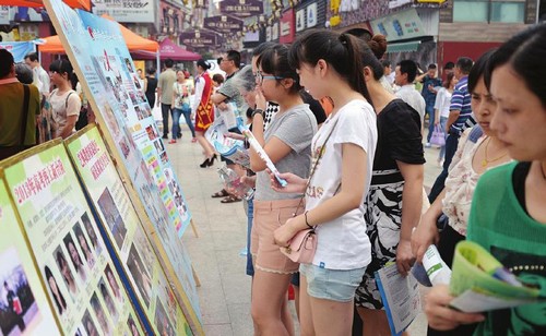 自贡招生说明会 家长“过招”名校掌门(图1) 自贡招生说明会 家长“过招”名校掌门(图1)