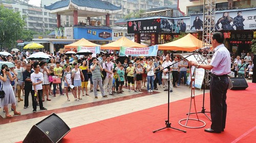 自贡招生说明会 家长“过招”名校掌门(图2) 自贡招生说明会 家长“过招”名校掌门(图2)