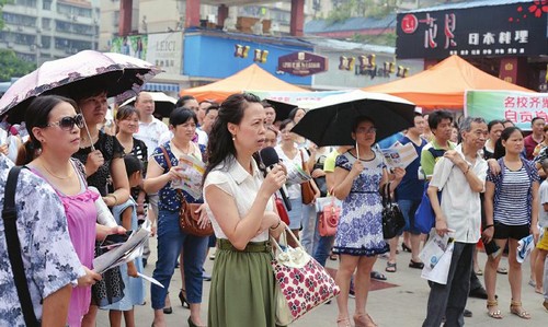 自贡招生说明会 家长“过招”名校掌门(图3) 自贡招生说明会 家长“过招”名校掌门(图3)