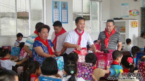 泸州华阳街道:笑声连连庆六一!(图1) 泸州华阳街道:笑声连连庆六一!(图1)