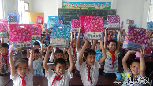 泸州华阳街道:笑声连连庆六一!(图2) 泸州华阳街道:笑声连连庆六一!(图2)