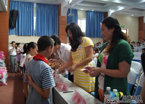 酒城女子商会送爱心到泸州十八中(图2) 酒城女子商会送爱心到泸州十八中(图2)