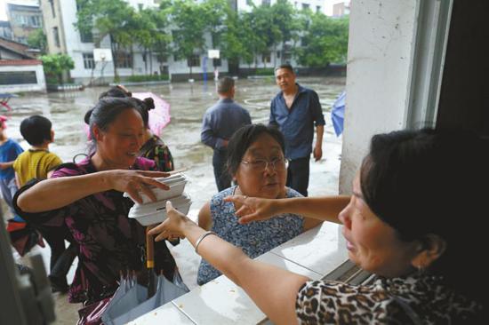 江安暴雨致22880人受灾 360人凌晨转移(图)(图2) 江安暴雨致22880人受灾 360人凌晨转移(图)(图2)