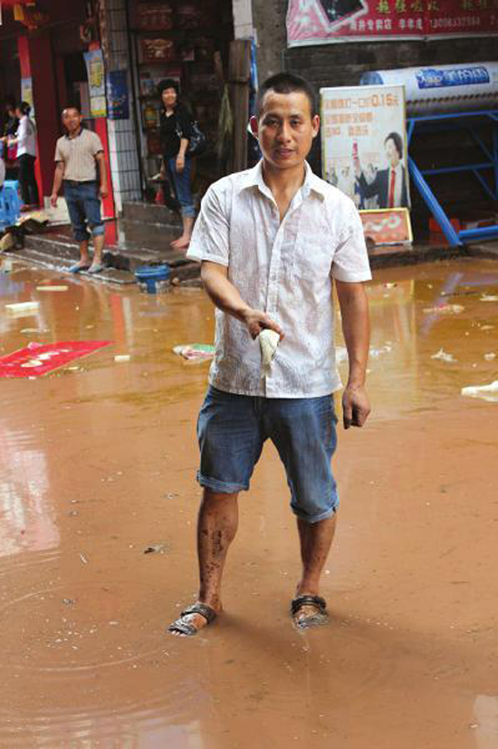 江安暴雨致22880人受灾 360人凌晨转移(图)(图3) 江安暴雨致22880人受灾 360人凌晨转移(图)(图3)