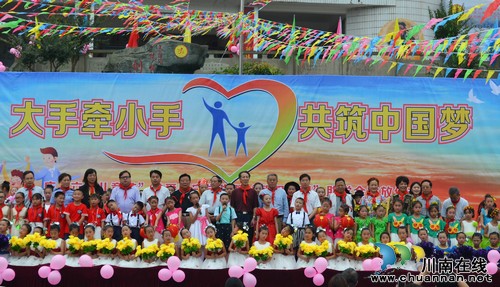 泸州护国镇中心校：庆“六一”关爱留守学生(图1)