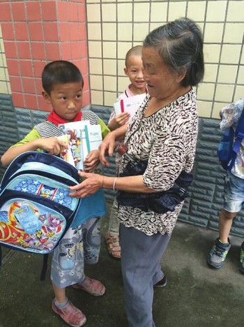 童年不孤单 内江为12万留守娃找“爱心妈妈”(图1) 童年不孤单 内江为12万留守娃找“爱心妈妈”(图1)