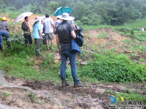泸州:强降雨致山体滑坡 叙永黄坭11户村民安全撤离(图3) 泸州:强降雨致山体滑坡 叙永黄坭11户村民安全撤离(图3)