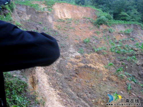 泸州:强降雨致山体滑坡 叙永黄坭11户村民安全撤离(图2) 泸州:强降雨致山体滑坡 叙永黄坭11户村民安全撤离(图2)
