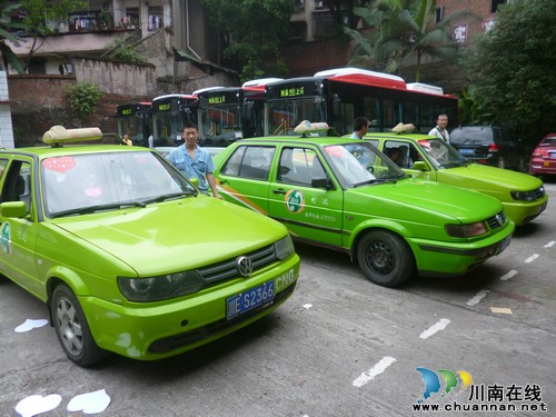 纳溪区：城区爱心送考车免费送学生