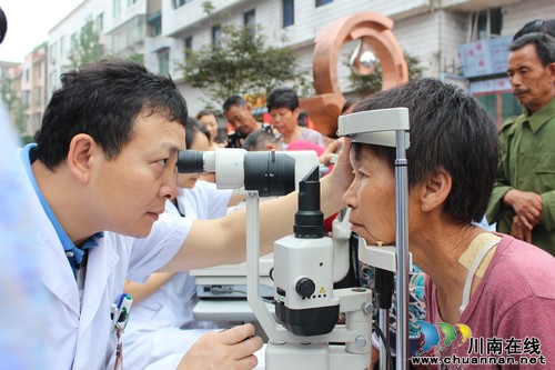 泸州市二人医到兆雅镇免费给居民做眼睛体检
