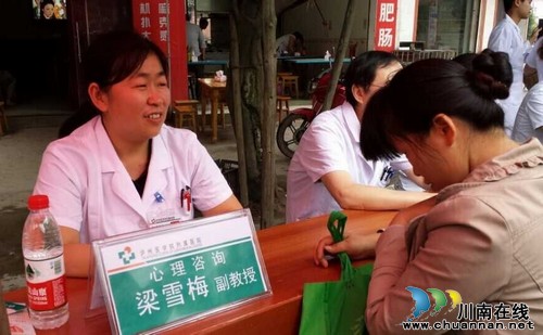 泸医附院爱心助学团走进龙车镇开展义诊和慰问活动(图5) 泸医附院爱心助学团走进龙车镇开展义诊和慰问活动(图5)