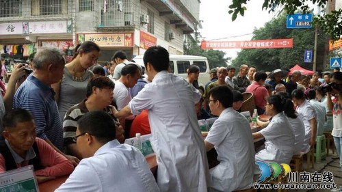 泸医附院爱心助学团走进龙车镇开展义诊和慰问活动(图1) 泸医附院爱心助学团走进龙车镇开展义诊和慰问活动(图1)