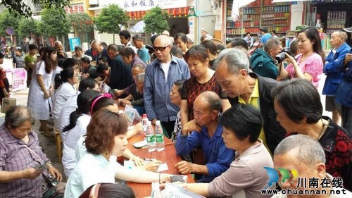 泸医附院爱心助学团走进龙车镇开展义诊和慰问活动(图2) 泸医附院爱心助学团走进龙车镇开展义诊和慰问活动(图2)