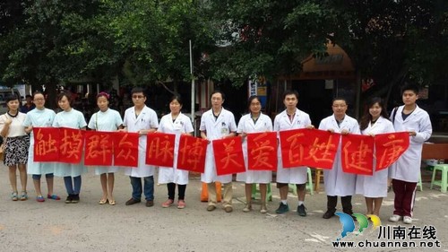 泸医附院爱心助学团走进龙车镇开展义诊和慰问活动(图3) 泸医附院爱心助学团走进龙车镇开展义诊和慰问活动(图3)