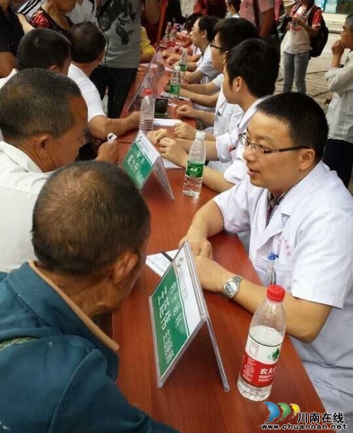 泸医附院爱心助学团走进龙车镇开展义诊和慰问活动(图4) 泸医附院爱心助学团走进龙车镇开展义诊和慰问活动(图4)