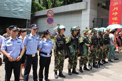 泸州:700警力护航2.8万莘莘高考学子(图3) 泸州:700警力护航2.8万莘莘高考学子(图3)