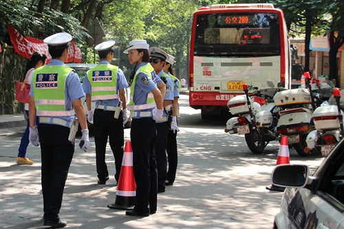 泸州:700警力护航2.8万莘莘高考学子(图4) 泸州:700警力护航2.8万莘莘高考学子(图4)