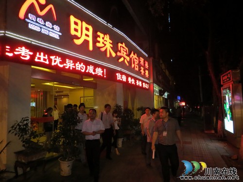 泸州市、区执法部门联动夜查护高考(图1) 泸州市、区执法部门联动夜查护高考(图1)