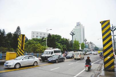 外地车不知"限高令"&nbsp;宜宾限高架一年5次被撞伤