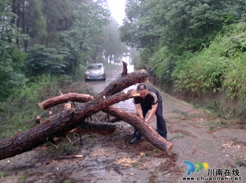 潮河镇：开展雨后道路交通安全隐患排查整治工作(图1)
