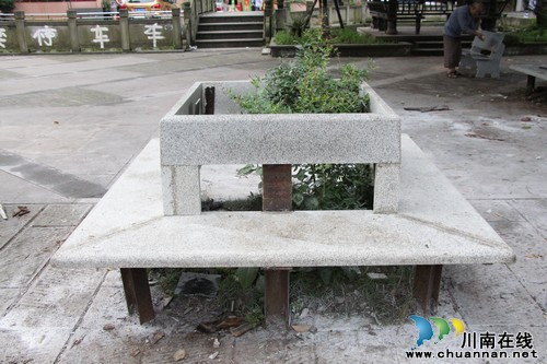 红星街道：接访办实事&nbsp;破旧座椅立即换“新颜”