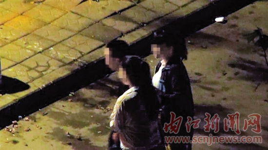 内江:"站街女"当街拉客 警方三路出击抓获15人(图2) 内江:"站街女"当街拉客 警方三路出击抓获15人(图2)